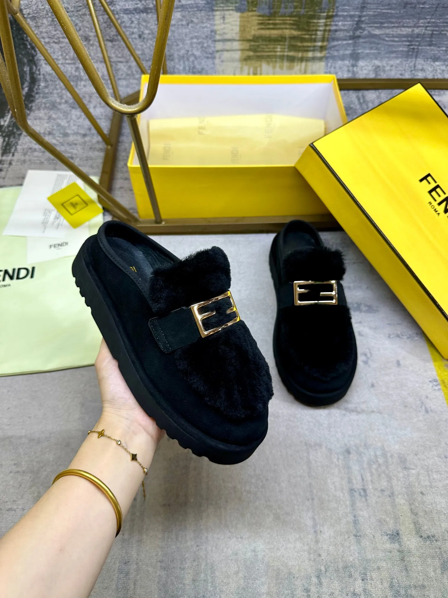 p518🐮🐮FENDI’s latest après-ski casual round-toe flat shoes. Made of black suede material, with straight fur tongue of the same color. Decorated with Baguette hardware in gold-finish metal. Thick black non-slip sole with FENDI logo on the heel, women's sizes 35-40, men's 39-45